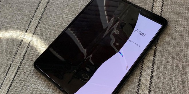 Galaxy Fold cực kỳ mong manh, dùng móng tay cào nhẹ cũng khiến màn hình bị hư hỏng - Ảnh 1.