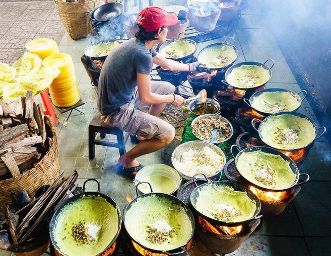 Về miền Tây thăm thú “ngôi chùa bánh xèo” độc nhất vô nhị - đãi khách ăn bánh xèo chay miễn phí - Ảnh 1.