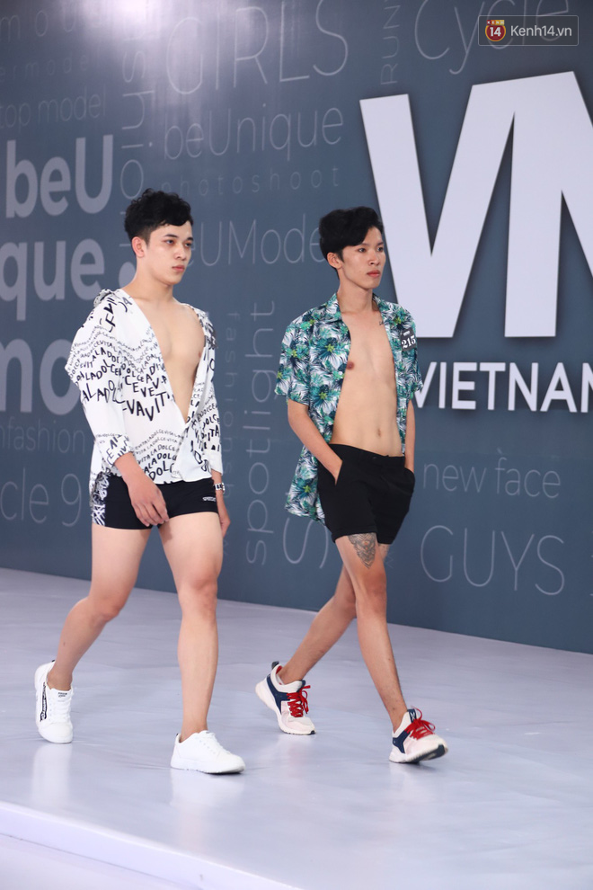 Next Top Model phần hình thể: Nhiều người tiếp tục giả gái, giám khảo phát điên vì thí sinh mặc kín bưng! - Ảnh 3.