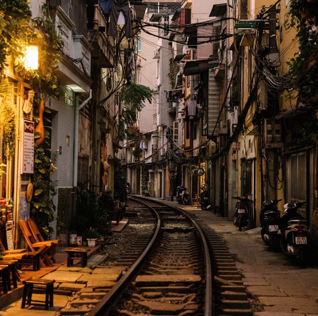 Có gan mới dám ghé 3 con phố đường tàu nổi tiếng khắp châu Á: Xóm Phùng Hưng ở Hà Nội là “đáng sợ” nhất! - Ảnh 1.