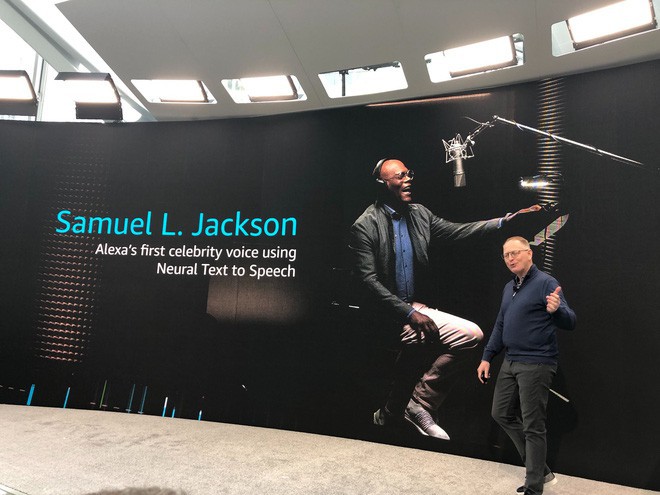 Nick Fury Samuel L. Jackson sẽ lồng tiếng trợ lý ảo Alexa của Amazon, mua về với giá chỉ 20.000 đồng - Ảnh 1.