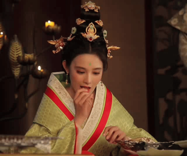 1001 cách ăn của sao trên màn ảnh Hoa ngữ: Bành Tiểu Nhiễm đẹp ngút ngàn, Ngô Cẩn Ngôn nuốt màn thầu như ma đói - Ảnh 17.