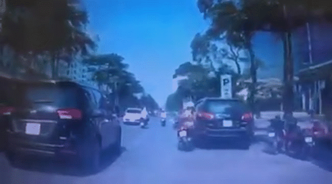 Clip: Người phụ nữ chở con nhỏ tr&ecirc;n xe m&aacute;y bất ngờ ng&atilde; xuống đường, tho&aacute;t chết thần k&igrave; s&aacute;t b&aacute;nh &ocirc; t&ocirc; khiến nhiều người th&oacute;t tim sợ h&atilde;i - Ảnh 2.