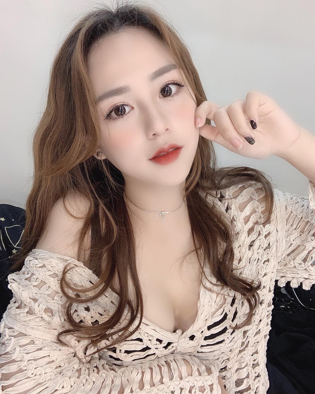 Hội girl xinh Việt lọt tầm ngắm netizen Trung: Người được ví giống Linh Ka, người kiếm sương sương 70 triệu/tháng - Ảnh 1.