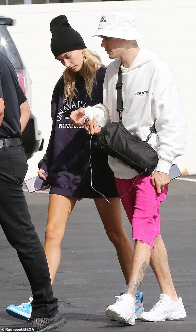 Sau đ&ecirc;m tiệc độc th&acirc;n, Hailey Baldwin c&oacute; biểu hiện g&acirc;y lo lắng b&ecirc;n Justin Bieber trước thềm đ&aacute;m cưới - Ảnh 1.
