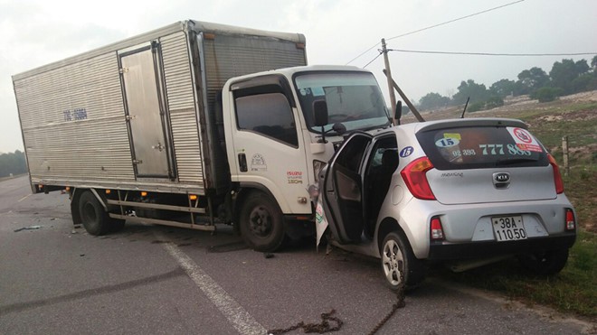 Hà Tĩnh: Xe tải đâm trực diện taxi, 2 người tử vong thương tâm - Ảnh 1.
