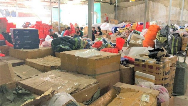 Phát hiện kho hàng chứa toàn túi hàng hiệu không nguồn gốc xuất xứ ở Hải Phòng - Ảnh 1.