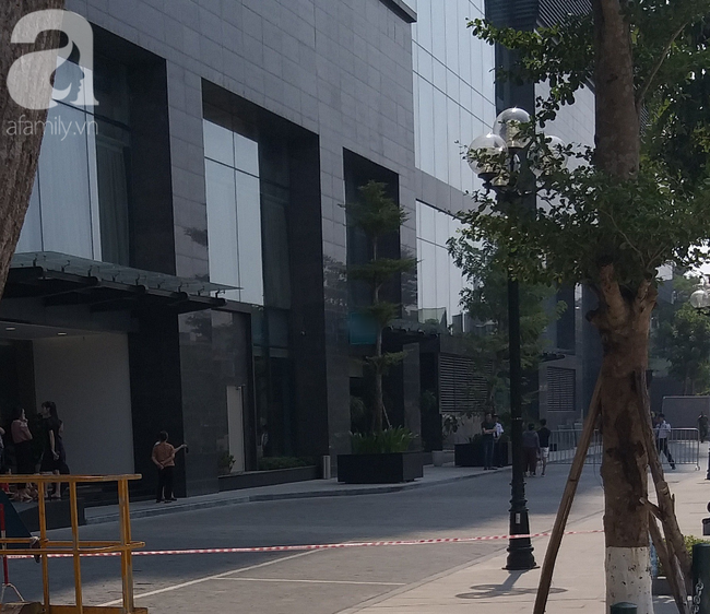 H&agrave; Nội: Một người đ&agrave;n &ocirc;ng nghi tử vong bất thường dưới s&acirc;n t&ograve;a nh&agrave; cao cấp - Ảnh 2.