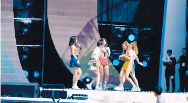 Nhìn lại 8 sân khấu cười ra nước mắt của Red Velvet: Chị cả Irene hết đi lạc trên sân khấu lại vô tư diễn không cần mic - Ảnh 11.