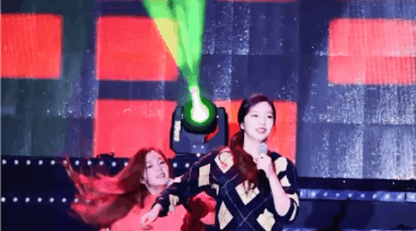 Nhìn lại 8 sân khấu cười ra nước mắt của Red Velvet: Chị cả Irene hết đi lạc trên sân khấu lại vô tư diễn không cần mic - Ảnh 5.