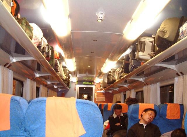 Cậu b&eacute; 3 tuổi đ&ograve;i ăn tr&ecirc;n t&agrave;u hỏa, h&agrave;nh động sau đ&oacute; ai cũng gật g&ugrave; khen l&agrave; em b&eacute; ngoan, được gi&aacute;o dục tốt  - Ảnh 2.