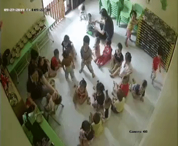 H&agrave; Nội: X&ocirc;n xao clip c&ocirc; gi&aacute;o mầm non vật ngửa trẻ, &eacute;p ăn li&ecirc;n tục d&ugrave; b&eacute; chưa kịp nuốt - Ảnh 2.