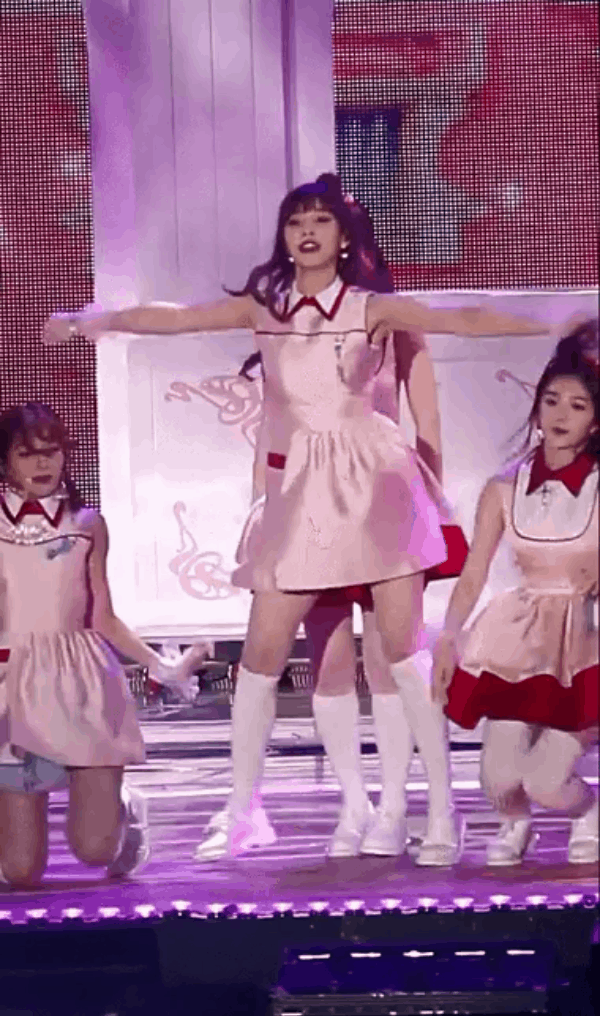 Nhìn lại 8 sân khấu cười ra nước mắt của Red Velvet: Chị cả Irene hết đi lạc trên sân khấu lại vô tư diễn không cần mic - Ảnh 2.