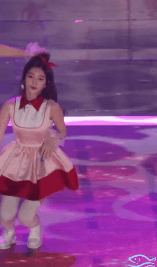 Nhìn lại 8 sân khấu cười ra nước mắt của Red Velvet: Chị cả Irene hết đi lạc trên sân khấu lại vô tư diễn không cần mic - Ảnh 3.