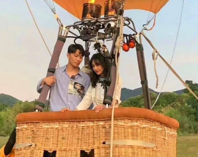 Rộ hình ảnh Trịnh Sảng được bạn trai CEO rởm cầu hôn bằng khinh khí cầu và bóng bay siêu lãng mạn - Ảnh 1.