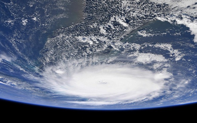 NASA công bố những hình ảnh khủng khiếp về Dorian, siêu bão lớn thứ 2 trong lịch sử - Ảnh 1.