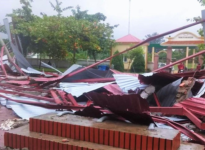 H&agrave; Tĩnh: Lốc xo&aacute;y l&agrave;m tốc m&aacute;i nhiều ph&ograve;ng học trước ng&agrave;y khai giảng - Ảnh 1.