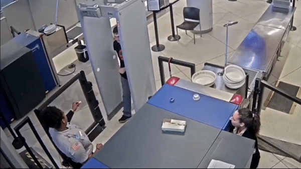 Nữ nh&acirc;n vi&ecirc;n s&acirc;n bay Mỹ b&agrave;y tr&ograve; giễu cợt ngoại h&igrave;nh h&agrave;nh kh&aacute;ch khiến d&acirc;n mạng phẫn nộ - Ảnh 2.