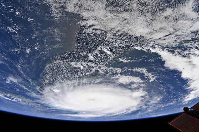 NASA công bố những hình ảnh khủng khiếp về Dorian, siêu bão lớn thứ 2 trong lịch sử - Ảnh 5.