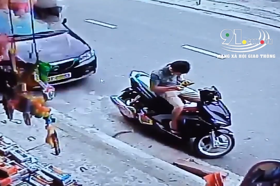 Clip: Ngồi nạp thẻ điện thoại trên xe máy đỗ ven đường, nam thanh niên bị ô tô tông mạnh từ phía sau - Ảnh 2.