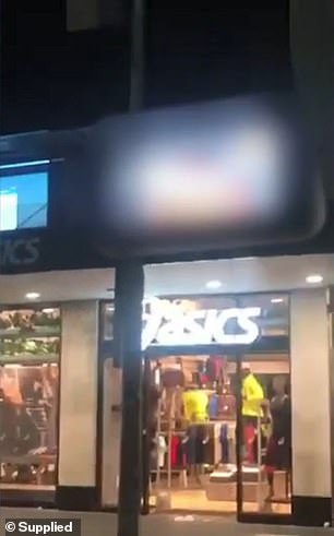 Người dân New Zealand choáng váng vì cửa hàng giày Asics chiếu nhầm phim nóng trên màn hình quảng cáo - Ảnh 1.