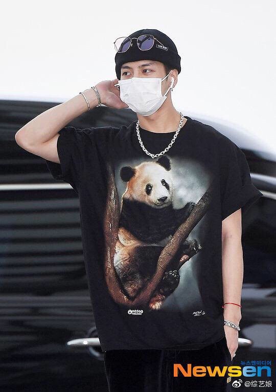 Lụa đẹp vì người: Jackson (GOT7) diện áo phông lưu niệm bán ở sở thú mà trông xịn sò như đồ hiệu - Ảnh 1.