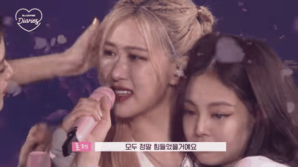 Jennie (BLACKPINK) bật khóc ngay giữa sân khấu | VTV.VN