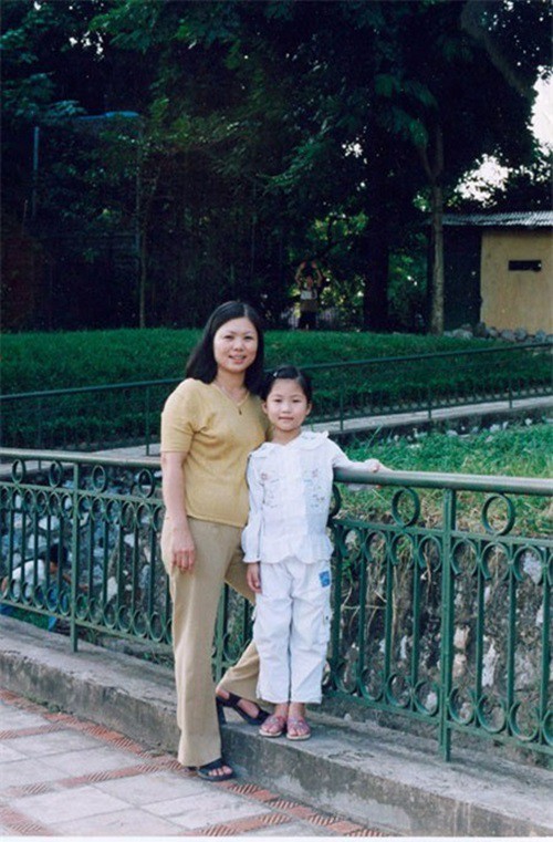 Xuýt xoa loạt ảnh hiếm của bố mẹ sao Việt thời trẻ: Đâu cần trang điểm vẫn quá đỉnh, bảo sao con nhan sắc chẳng vừa - Ảnh 7.