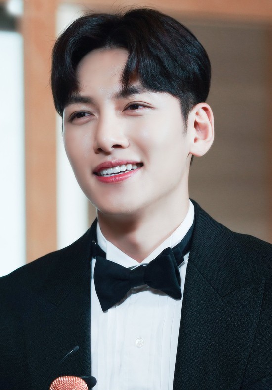 Ji Chang Wook lộ mặt mộc gần như bay màu cặp chân mày trên show thực tế - Ảnh 1.