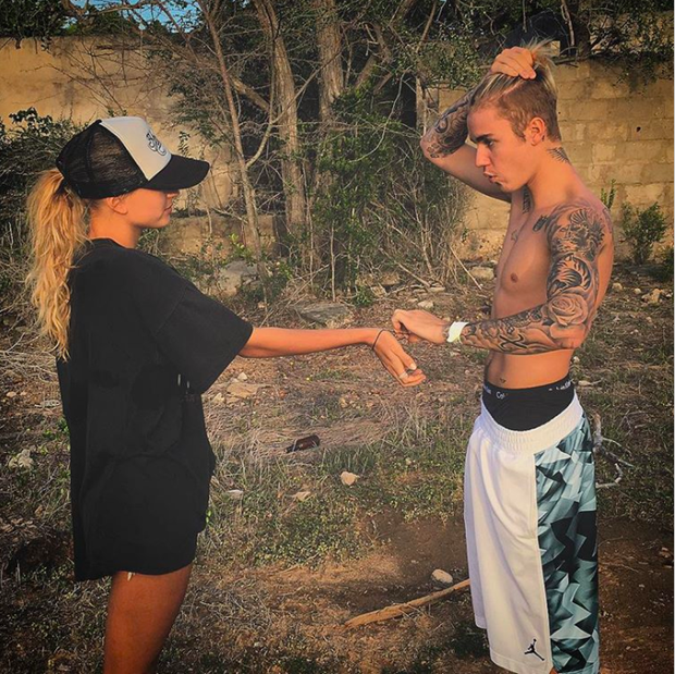 1 thập kỷ đã biến Hailey Baldwin từ fan cuồng ship Jelena thành cô dâu nắm tay Justin Bieber vào lễ đường như thế nào? - Ảnh 6.