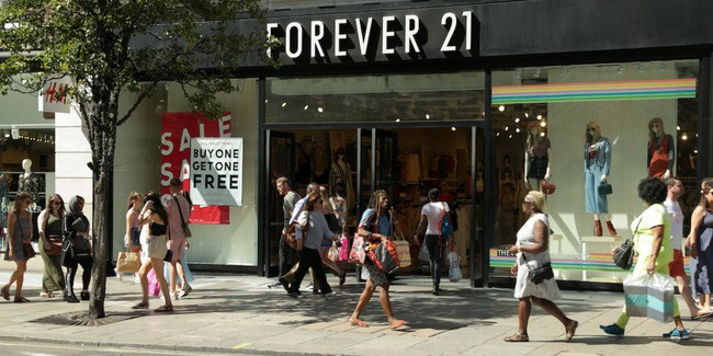 Hãng thời trang Forever 21 đệ đơn phá sản, dân tình rủ nhau tích tiền hốt hàng sale - Ảnh 1.