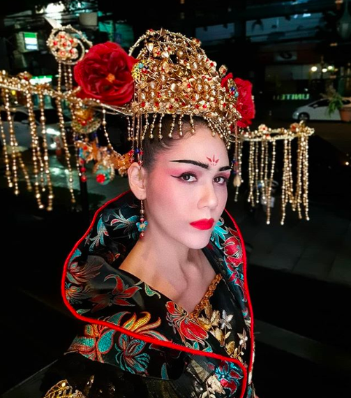 Tiệc sinh nhật cosplay g&acirc;y b&atilde;o: B&agrave; ho&agrave;ng showbiz Th&aacute;i đẹp n&aacute; thở, chặt ch&eacute;m cả Ngụy V&ocirc; Tiện khiến Cnet xu&yacute;t xoa - Ảnh 2.