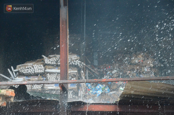 Toàn bộ nhà xưởng công ty phích nước Rạng Đông được quây kín bạt sau vụ cháy kinh hoàng - Ảnh 3.