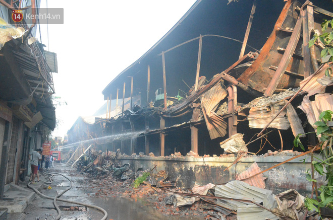 Toàn bộ nhà xưởng công ty phích nước Rạng Đông được quây kín bạt sau vụ cháy kinh hoàng - Ảnh 2.