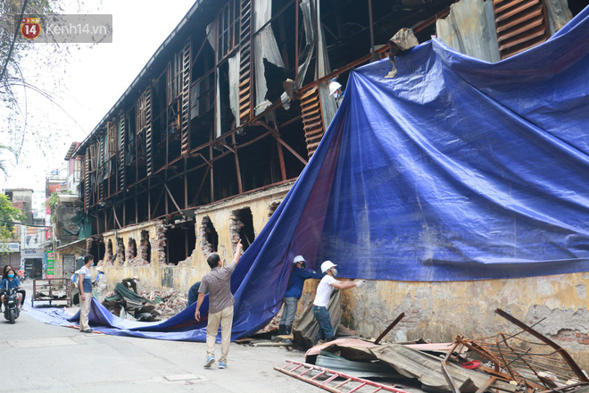 Toàn bộ nhà xưởng công ty phích nước Rạng Đông được quây kín bạt sau vụ cháy kinh hoàng - Ảnh 7.