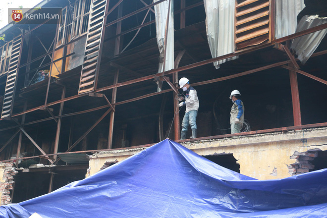 Toàn bộ nhà xưởng công ty phích nước Rạng Đông được quây kín bạt sau vụ cháy kinh hoàng - Ảnh 5.