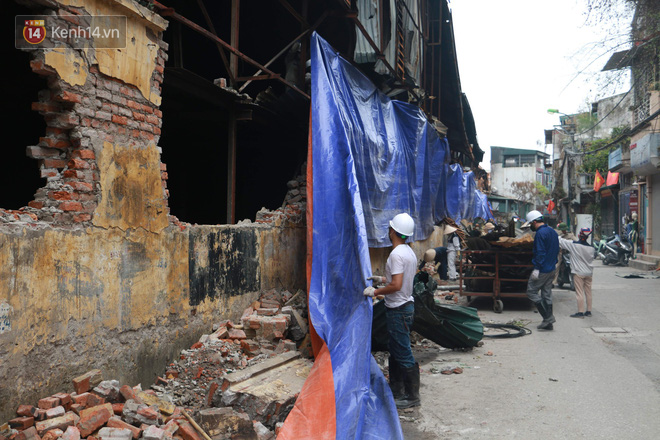 Toàn bộ nhà xưởng công ty phích nước Rạng Đông được quây kín bạt sau vụ cháy kinh hoàng - Ảnh 6.