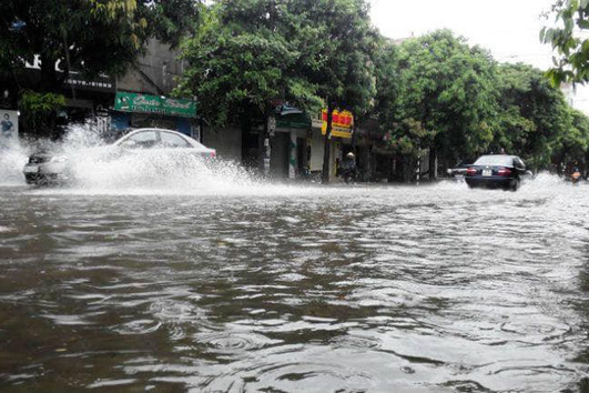 Nghệ An: Mưa lớn kéo dài khiến đất đá lở đè sập nhà dân, đường phố ngập trong biển nước - Ảnh 2.