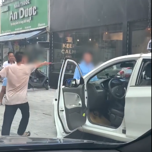 Clip: Bị bảo vệ vác điếu cày dọa vì đỗ xe trước cửa quán, tài xế taxi nổi đóa rút gậy 3 khúc đuổi đánh - Ảnh 3.