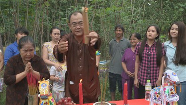 Muôn kiểu thầy bói trong phim Việt: Số 1 khiến Thái Hoa Hồng Trên Ngực Trái phải tin sái cổ - Ảnh 11.