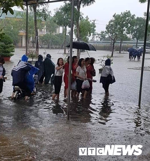 Mưa lớn ròng rã, cô trò ở Hà Tĩnh lội nước đến trường trong ngày khai giảng - Ảnh 2.