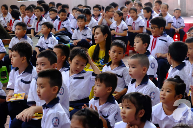 Khoảnh khắc khó quên trong lễ khai giảng sáng nay: Năm học mới bắt đầu nhưng mùa hè ngủ nướng vẫn chưa kết thúc - Ảnh 13.