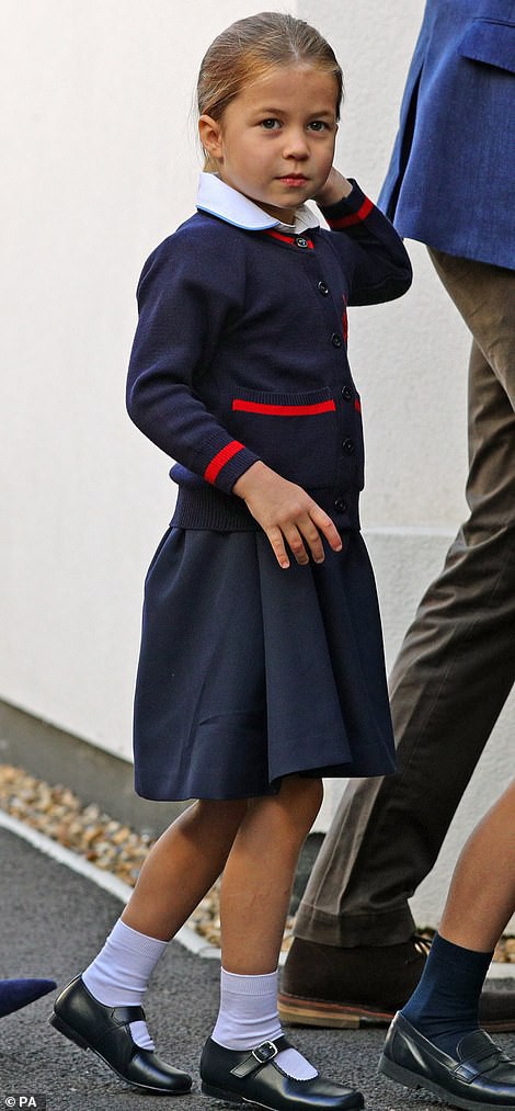 Công chúa Charlotte hớn hở nắm chặt tay mẹ trong ngày đầu tiên đến trường và đây là nhân vật hạnh phúc nhất sự kiện ý nghĩa này - Ảnh 4.