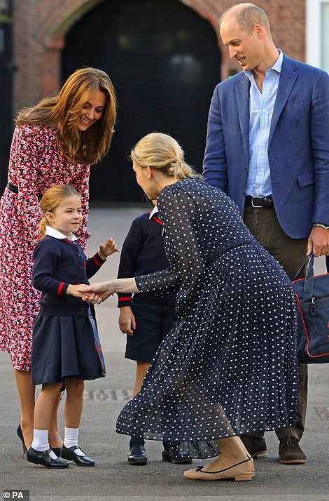 Công chúa Charlotte hớn hở nắm chặt tay mẹ trong ngày đầu tiên đến trường và đây là nhân vật hạnh phúc nhất sự kiện ý nghĩa này - Ảnh 5.