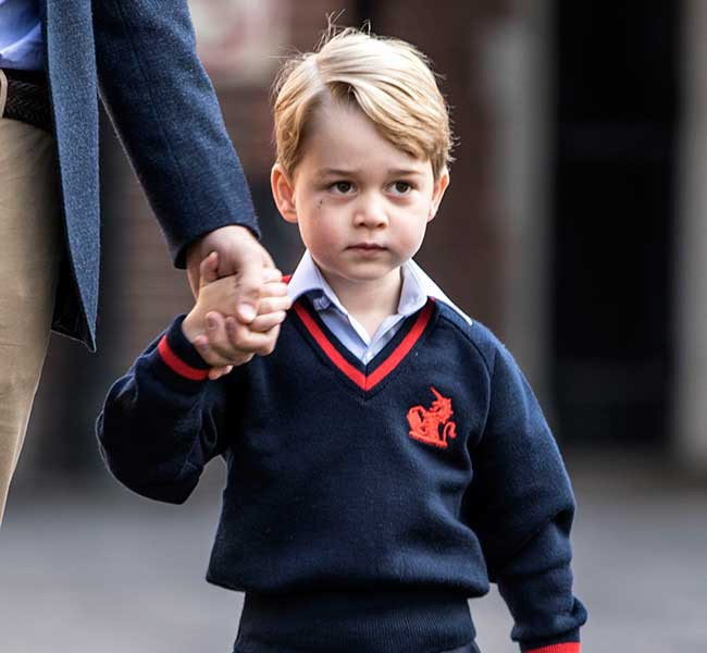 Công chúa Charlotte hớn hở nắm chặt tay mẹ trong ngày đầu tiên đến trường và đây là nhân vật hạnh phúc nhất sự kiện ý nghĩa này - Ảnh 6.