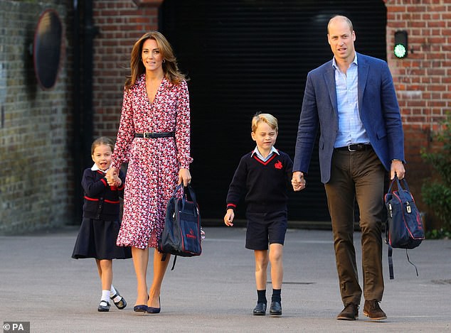 Ngắm công chúa Charlotte đáng yêu trong ngày đầu đi học, dân mạng bất ngờ nhận ra giống Nữ hoàng Anh thời bé như đúc - Ảnh 5.