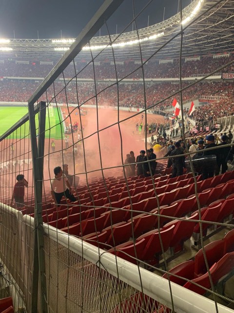 Bạo loạn trận Indonesia - Malaysia: fan chủ nhà ném đá, xô xát với nhóm CĐV đội khách - Ảnh 5.