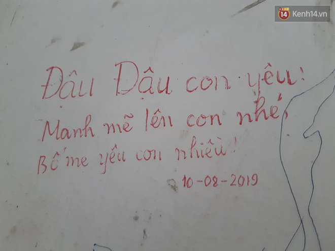 Xúc động những dòng thư trên bức tường loang lổ ngoài phòng mổ của viện E: “4 lần mẹ phải ở đây chờ con rồi, con ơi... - Ảnh 9.
