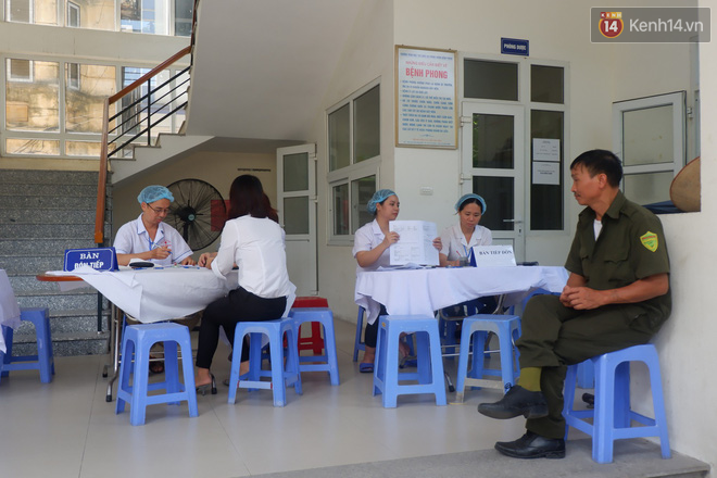 Sau vụ cháy Rạng Đông, người dân trong vùng ảnh hưởng cùng nhau đi khám sức khỏe miễn phí - Ảnh 6.