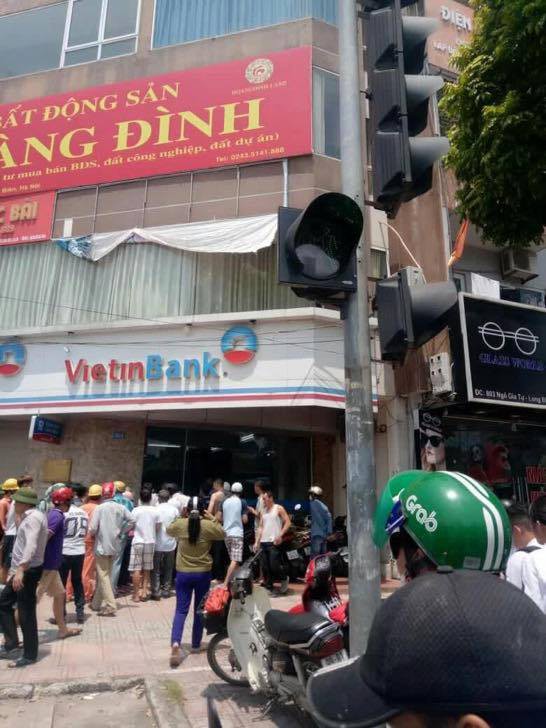 Hà Nội: Nam thanh niên cầm vật nghi súng xông vào ngân hàng Vietinbank cướp tiền - Ảnh 2.